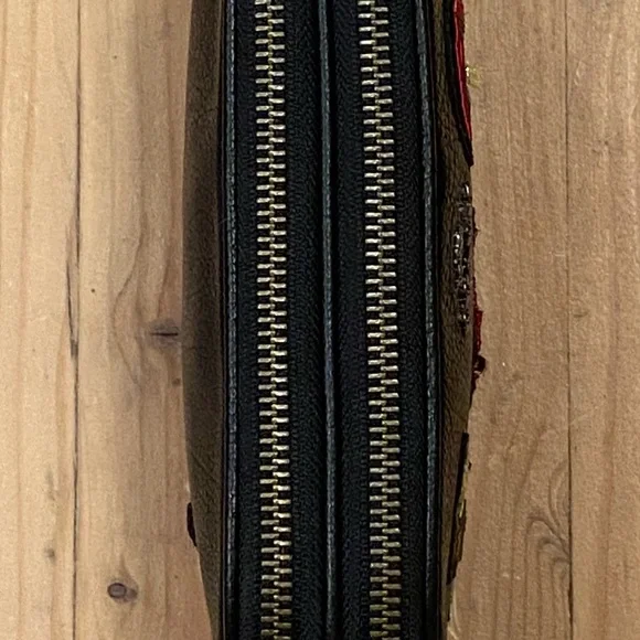 Coach CROSSBODY CLUTCH IN GRAIN LEATHER WITH SOUVENIR EMBROIDERY - Picture 9 of 12